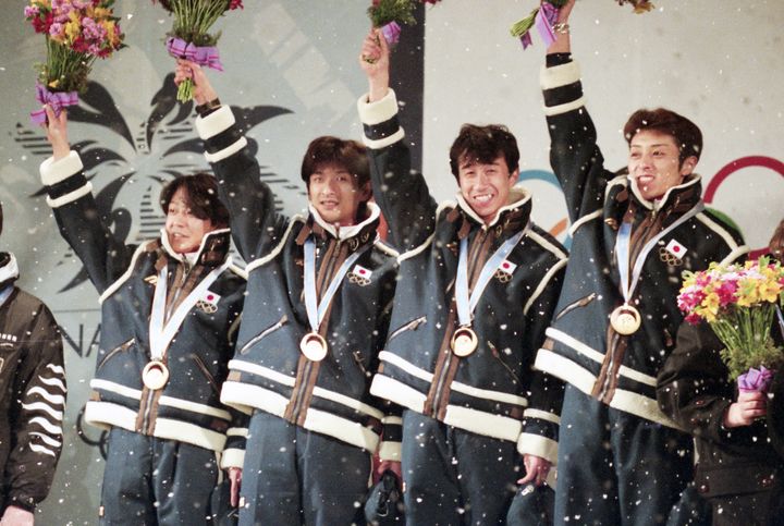 長野オリンピック・スキージャンプ団体表彰式で金メダルを胸に歓声に応える（右から）船木和喜さん、原田雅彦さん、斎藤浩哉さん、岡部孝信さん＝長野市（1998年2月撮影）