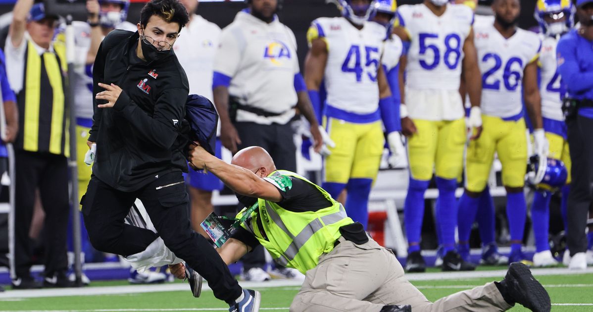 Los Angeles, United States. 13th Feb, 2022. Los Angeles Rams players run  onto the field before the Rams take on the Cincinnati Bengals in Super Bowl  LVI at SoFi Stadium in Los