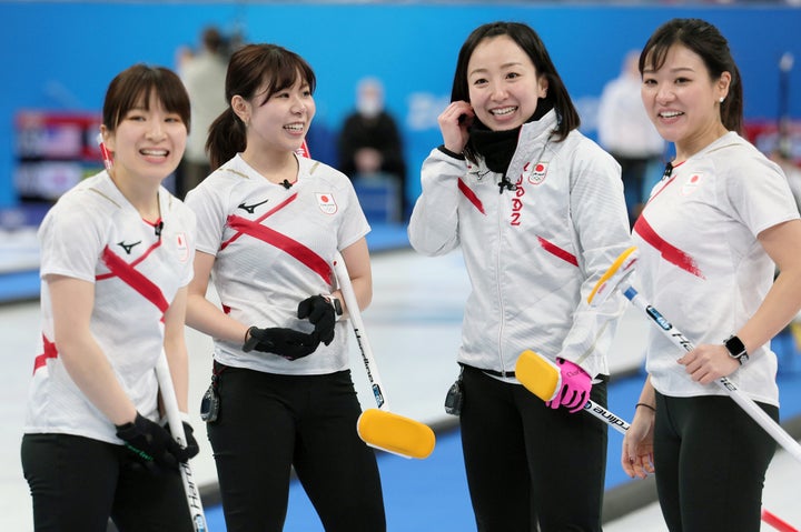 ロコ・ソラーレの選手たち。右から吉田知那美、藤澤五月、吉田夕梨花、鈴木夕湖