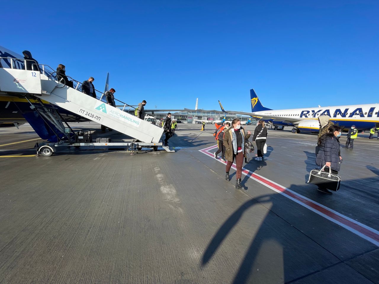 Στα αεροδρόμια του Κιέβου η κίνηση έχει περιοριστεί αλλά δεν έχει διακοπεί επί του παρόντος. Πρωί της Κυριακής 13 Φεβρουαρίου επιβάτες αποβιβάζονται από αεροσκάφος που μόλις έφτασε από την Αθήνα. Ωστόσο, η KLM ανακοίνωσε βράδη Σαββάτου στις 12 Φεβρουαρίου., ότι διακόπτει τις πτήσεις προς την Ουκρανία.