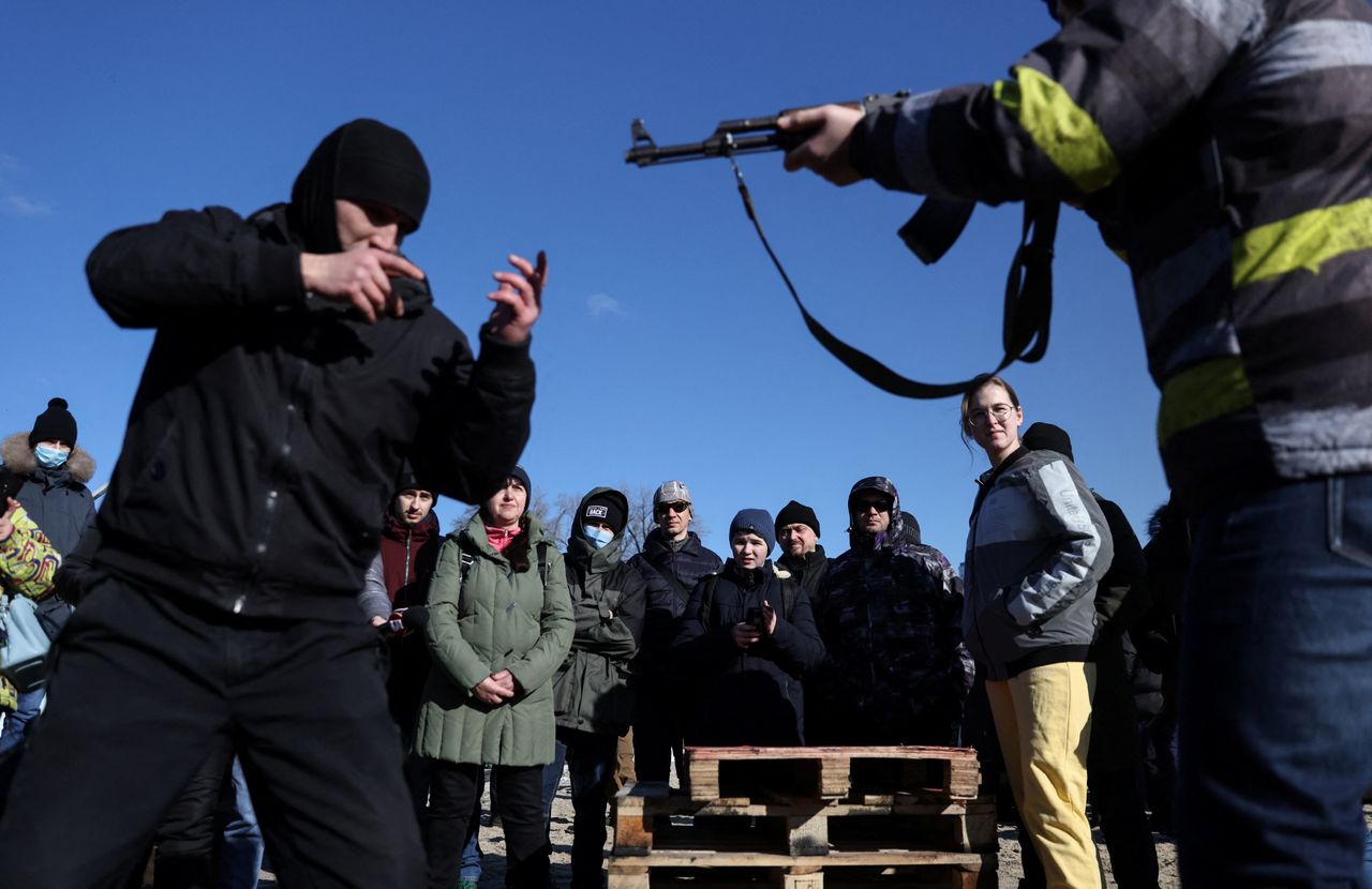 Σε φωτογραφίες που μετέδωσε το πρακτορειο Residents κάτοικοι του Κιέβου παίρνουν μέρος σε στρατιωτική άσκση που οργάνωσε ομάδα ακροδεξιών ως "απάντηση" στις απειλές για εισβολή από την Ρωσία. 13 Φεβρουαρίου 2022. REUTERS/Umit Bektas