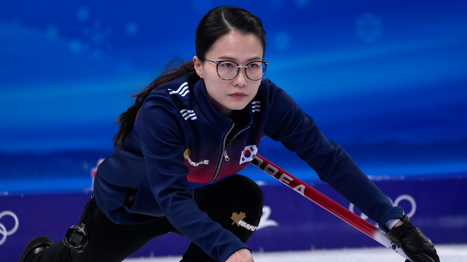 メガネ先輩 のいま カーリング韓国代表のキム選手 産後復帰して臨んでいた 北京オリンピック ハフポスト World メガネ先輩 のいま カーリング韓国代表のキム選手 産後復帰して臨んでいた 北京オリンピック ハフポスト World