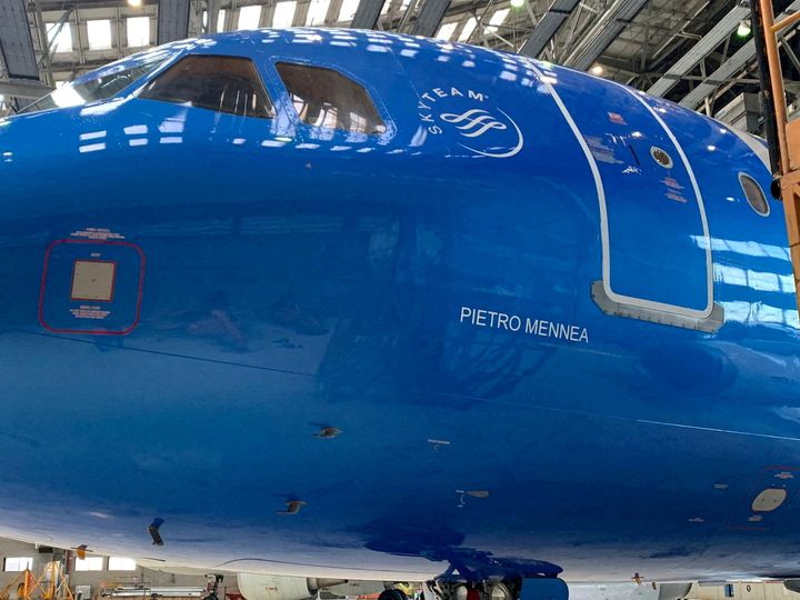 Νέο αεροπλάνο της ιταλικής εταιρείας ITA Airways με το νέο μπλε χρώμα αφιερωμένο στον Ιταλό σπρίντερ Pietro Mennea, στο αεροδρόμιο Fiumicino, στη Ρώμη.