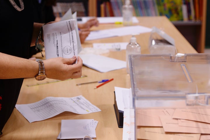 Miembros de la mesa de un colegio electoral realizan el recuento de votos tras las elecciones celebradas en Castilla y León.