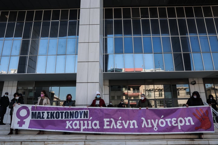 Εξω από το δικαστήριο που έγινε η δίκη για την δολοφονία της Ελένης Τοπαλούδη