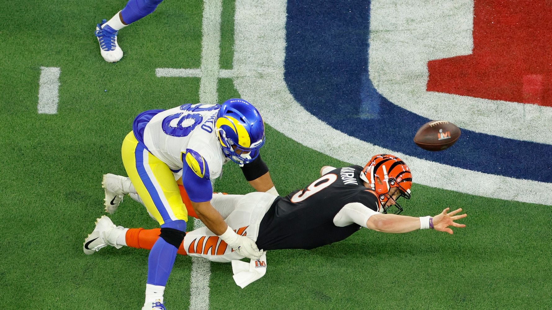 Joe Burrow arrives at Super Bowl with tiger-striped outfit