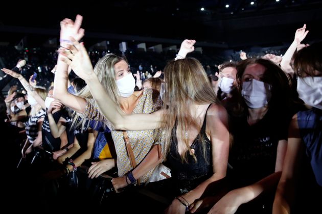 Des spectateurs lors du concert-test d'Etienne de Crécy et Indochine à l'AccorHotels Arena,...