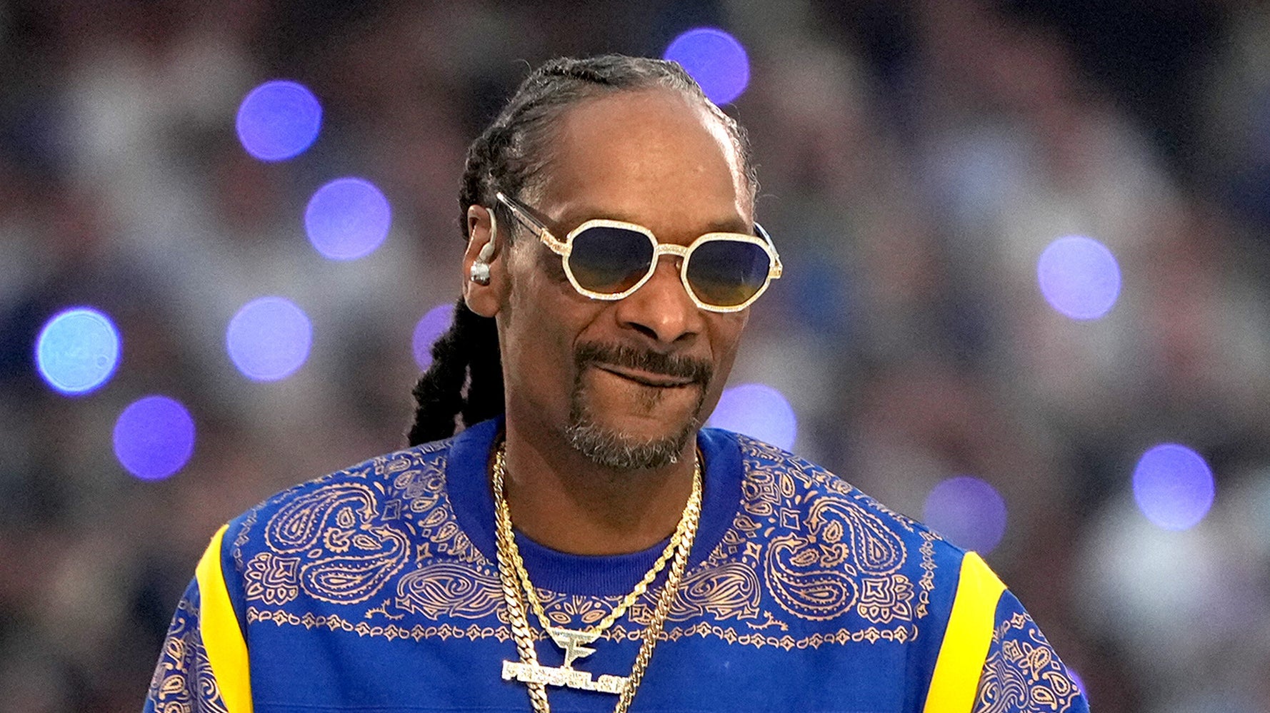 Twitter Users Mock New York Post's Non-News Story About Snoop Dogg Smoking Pot At Super Bowl - Vimarsana News