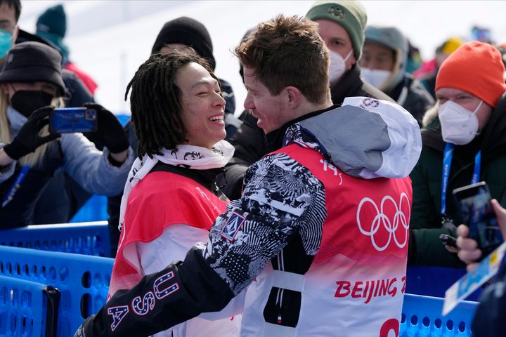 金メダル獲得後、ショーン・ホワイト選手と談笑する平野歩夢選手（左）（2022年2月11日撮影）