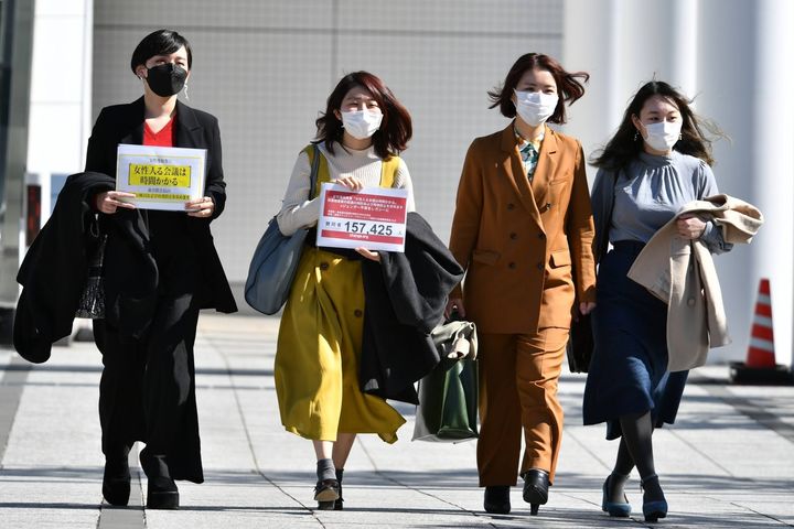 署名活動の様子。写真左から2番目が能條桃子さん