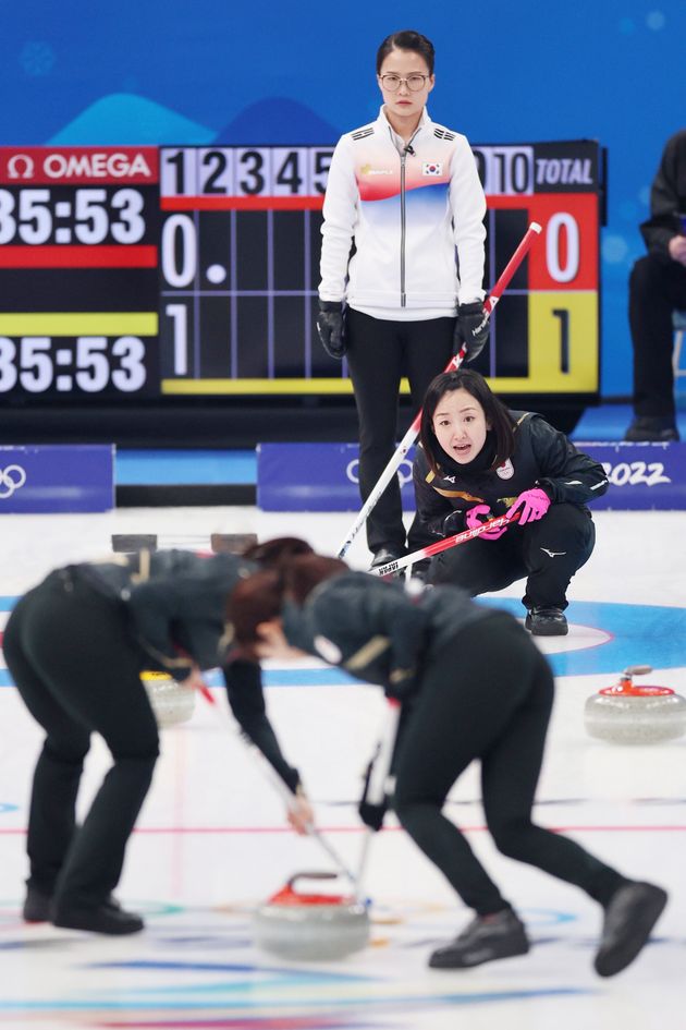 カーリング女子1次リーグ・韓国－日本。第2エンド、指示を出す藤沢五月選手。奥は韓国のキム・ウンジョン選手。キム選手は鋭い視線で氷上を見つめる。