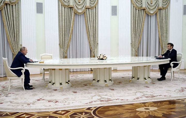El presidente ruso, Vladimir Putin, y el francés, Emmanuel Macron, ante la gran mesa.