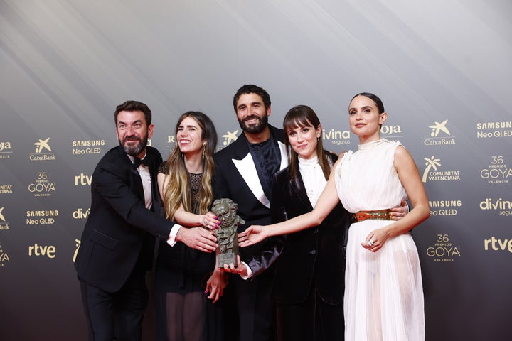 Carmela Martínez, la segunda por la izquierda, junto al equipo de 'Tótem Loba'.