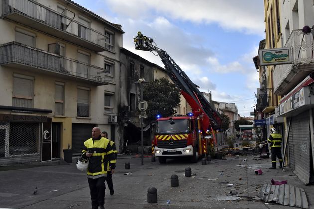 Des pompiers près du lieu du sinistre qui a fait 8 morts à Saint-Laurent-de-la- Salanque,...