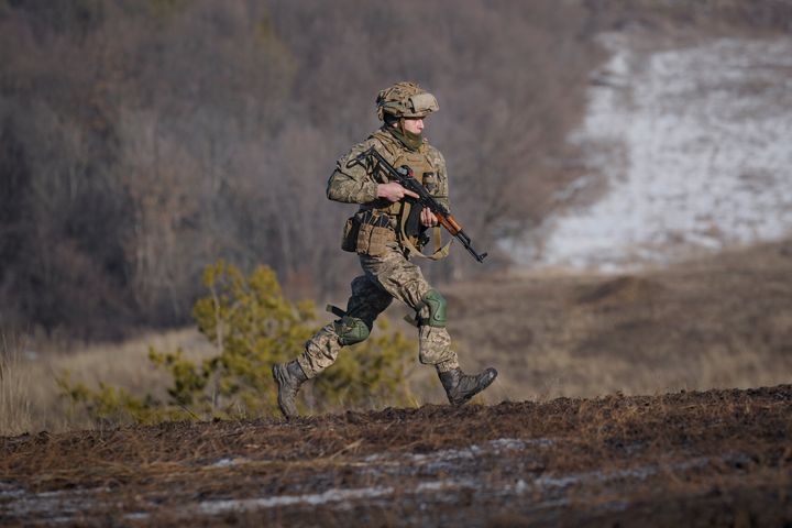 Un militaire ukrainien court lors d'un exercice dans le cadre de l'opération des forces conjointes, dans la région de Donetsk, dans l'est de l'Ukraine, le 15 février 2022. 