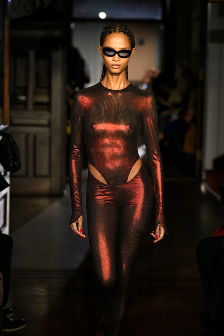 Una modelo camina por la pasarela durante el show de LaQuan Smith NYFW. 