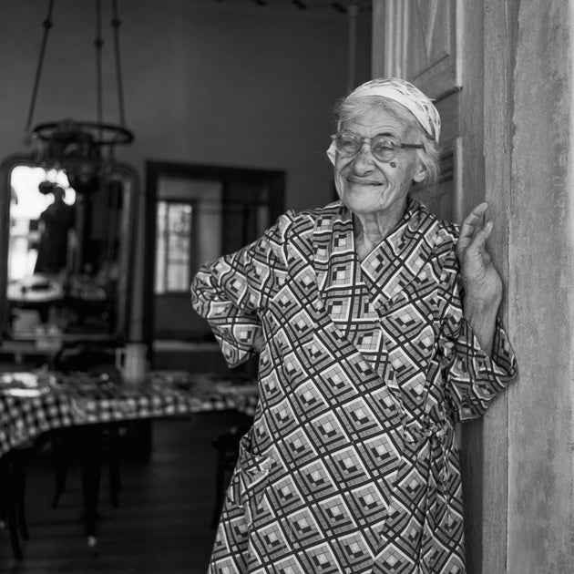 Ανοιχτή την πόρτα του σπιτιού των Κουλουκουντήδων στις ιστορίες κρατούσε η Αφροδίτη Βάγια, η γκουβερνάντα του Γιώργη, του Μιχάλη, του Νικόλα, του Γιάννη, του Μανόλη (από τα κείμενα του Νίκου Μαστροπαύλου) 