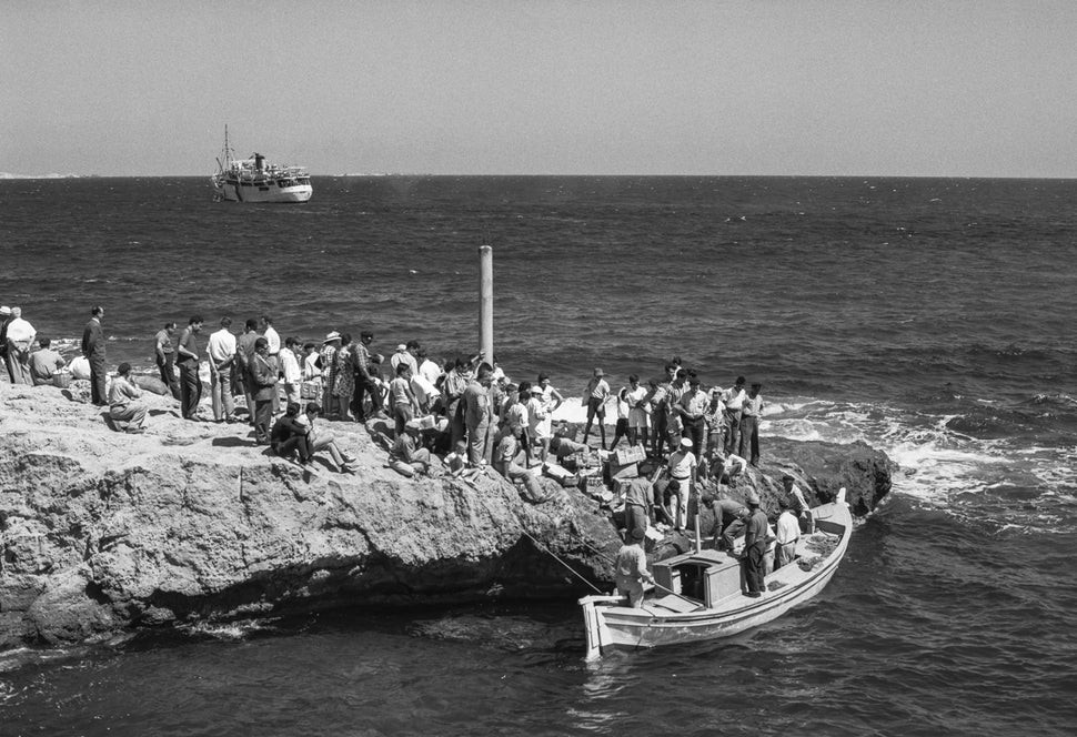 Το ταξίδι ήταν και μεγάλη απουσία. Το νησί θυμόταν, περισσότερο, τα καράβια να φεύγουν παρά να έρχονται (από τα κείμενα του Νίκου Μαστροπαύλου)