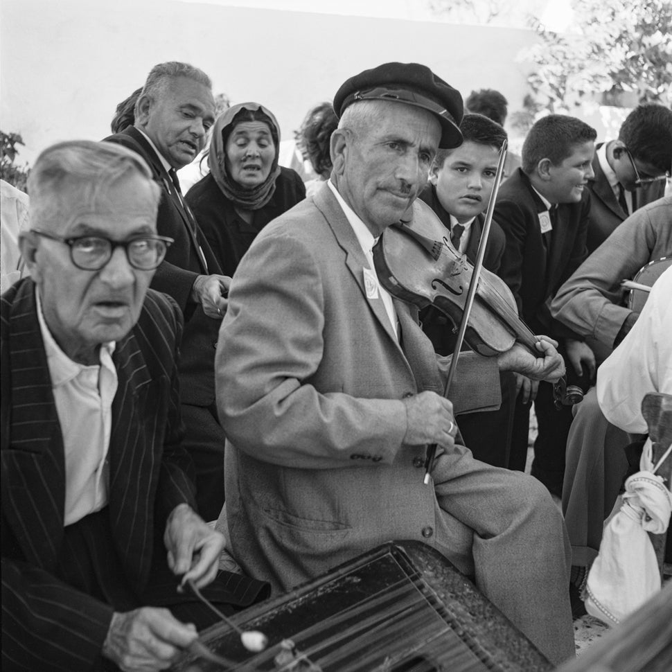 Νικόλας Διακαντώνης, ο Παπάς του Ντελή, όπως ήταν γνωστός στο νησί. Το βιολί του ήταν μαζί με τα βασικά, το λαούτο και τη λύρα, το τρίτο όργανο της παραδοσιακής ορχήστρας στην Κάσο (από τα κείμενα του Νίκου Μαστροπαύλου)