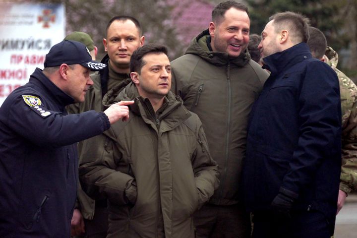 Xερσόν, Ουκρανία 12 Φεβαρουαρίου 2022. Ο Πρόεδρος της χώρας Ζελένσκι με τον αρχηγό του Στρατού Αντρέι Γέρμακ και τον υπουργό Αμυνας Ντένις Μοναστίρσκι επιθεωρούν τον στρατό κοντά στα σύνορα. (Photo credit should read Yulii Zozulia/ Ukrinform/Future Publishing via Getty Images)