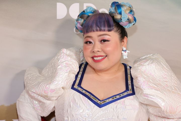 渡辺直美さん アディダスの3本線 を再現した髪型が最高にかっこいい 斬新なアイデアに反響 画像集 ハフポスト News 渡辺直美さん アディダスの3本線 を再現した髪型が最高にかっこいい 斬新なアイデアに反響 画像集 ハフポスト News