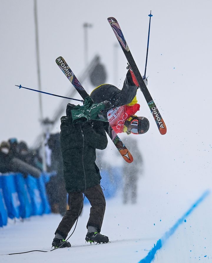 北京オリンピック スキー選手とカメラマンが激突するアクシデント 画像集 ハフポスト News