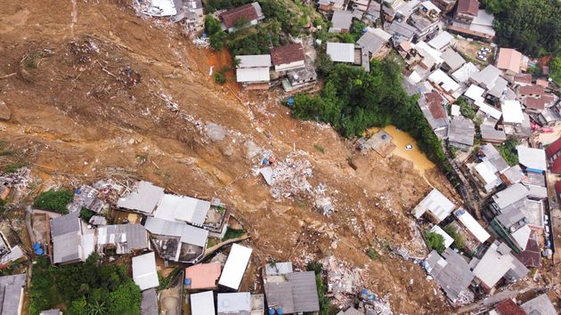 2月16日、ブラジルのペトロポリスで雨が降った後に発生した土砂崩れ現場。ドローンで撮影された。