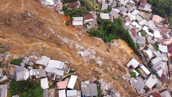 2月16日、ブラジルのペトロポリスで雨が降った後に発生した土砂崩れ現場。ドローンで撮影された。