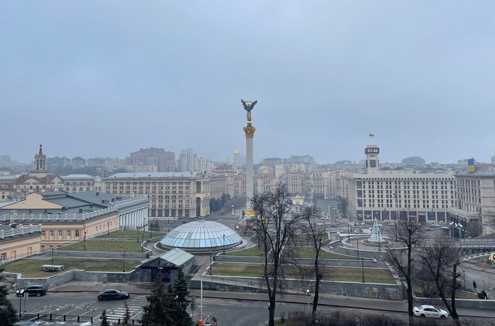 Ξημέρωμα στο Κίεβο την Πέμπτη 17 Φεβρουαρίου σε γκρίζο, συννεφιασμένο και θολό τοπίο, που παραπέμπει στην ομιχλώδη εικόνα σε σχέση με τις ρωσικές κινήσεις στα ουκρανικά σύνορα.