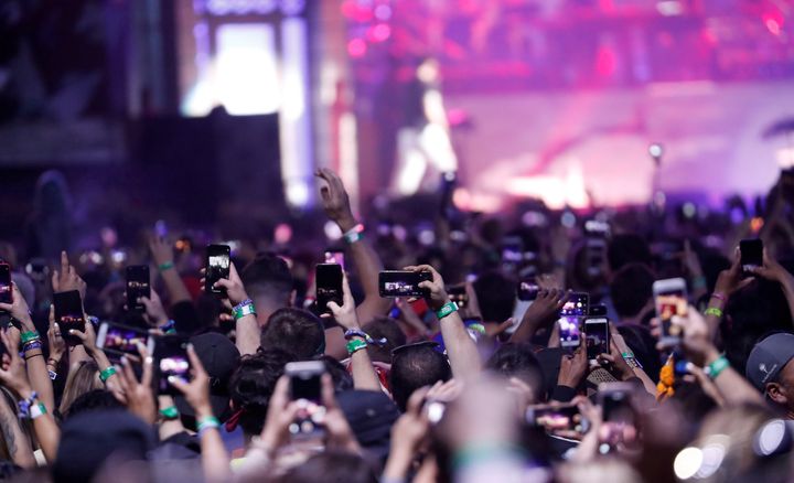 Στη σκηνή του Coachella ο Έμινεμ και από κάτω το κοινό με τα κινητά ανά χείρας. 15 Απριλίου 2018. REUTERS/Mario Anzuoni TPX IMAGES OF THE DAY