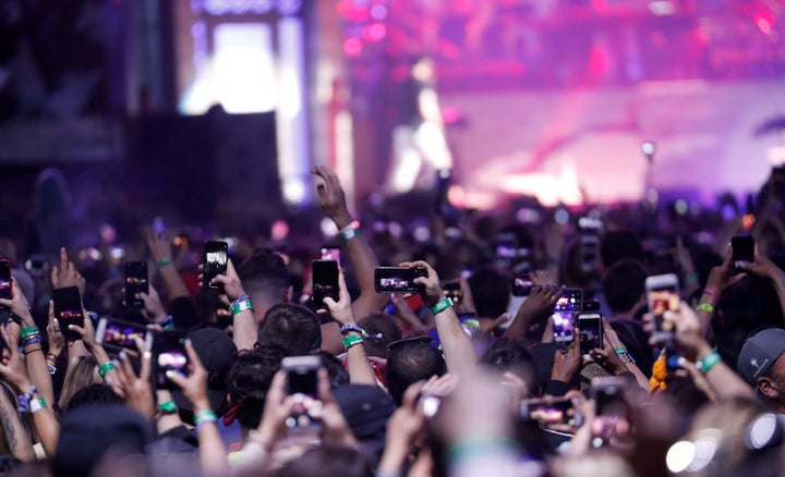 Στη σκηνή του Coachella ο Έμινεμ και από κάτω το κοινό με τα κινητά ανά χείρας. 15 Απριλίου 2018. REUTERS/Mario Anzuoni TPX IMAGES OF THE DAY