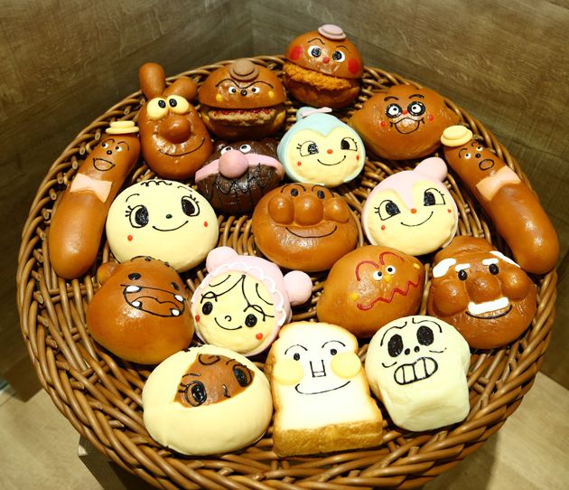 「福岡アンパンマンこどもミュージアムinモール」のパン屋で販売されたキャラクターパン＝2014年、福岡市