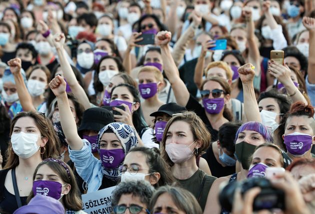 Des femmes participent à une manifestation contre les féminicides et les violences conjugales à Istanbul, en Turquie, le 5 août 2020.