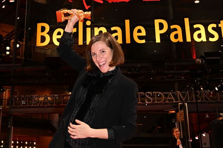 Carla Simon celebra su Oso de Oro en la Bernilane el pasado 16 de febrero.