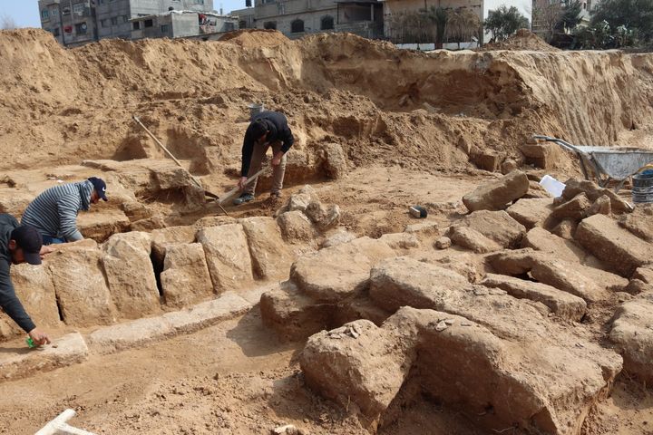 Γάλλοι αρχαιολόγοι εκτελούν ανασκαφές στο ρωμαϊκό νεκροταφείο στην Γάζα.