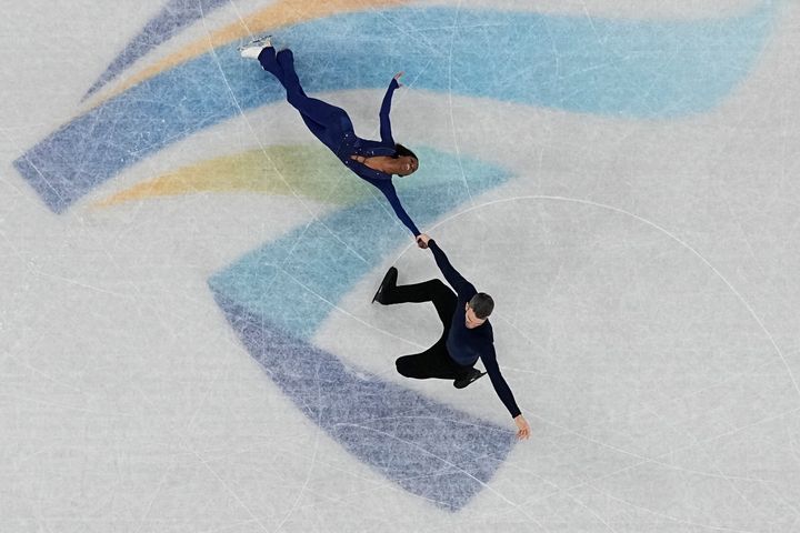 Η Βανέσα Τζέιμς και ο Έρικ Ράντφορντ, από τον Καναδά, διαγωνίζονται στο πρόγραμμα ελεύθερου πατινάζ για ζευγάρια κατά τη διάρκεια του διαγωνισμού καλλιτεχνικού πατινάζ στους Χειμερινούς Ολυμπιακούς Αγώνες του 2022, Δευτέρα 7 Φεβρουαρίου 2022, στο Πεκίνο. (AP Photo/Jeff Roberson)