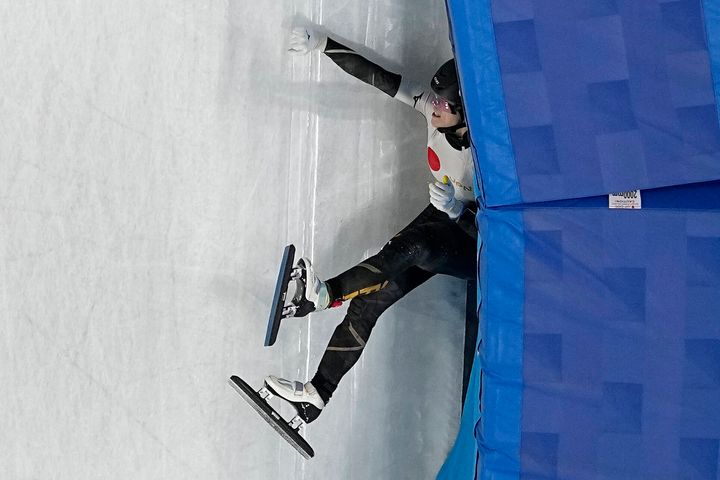 Η Σιμούρε Kικούτσε, από την Ιαπωνία, πέφτει στους προημιτελικούς των 1.000 μέτρων γυναικών κατά τη διάρκεια του αγώνα ταχύτητας πατινάζ μικρής πίστας στους Χειμερινούς Ολυμπιακούς Αγώνες 2022, Παρασκευή, 11 Φεβρουαρίου 2022, στο Πεκίνο. (AP Photo/Jeff Roberson)