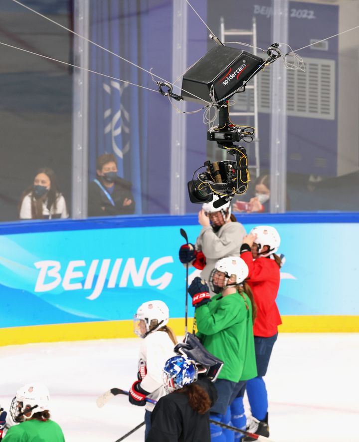ΠΕΚΙΝΟ, ΚΙΝΑ - 02 ΦΕΒΡΟΥΑΡΙΟΥ: Μια spidercam αιωρείται κατά τη διάρκεια μας προπόνησης της Ολυμπιακής ομάδα χόκεϋ γυναικών των ΗΠΑ στο αθλητικό κέντρο Wukesong στις 2 Φεβρουαρίου 2022 στο Πεκίνο, Κίνα. (Φωτογραφία Bruce Bennett/Getty Images)