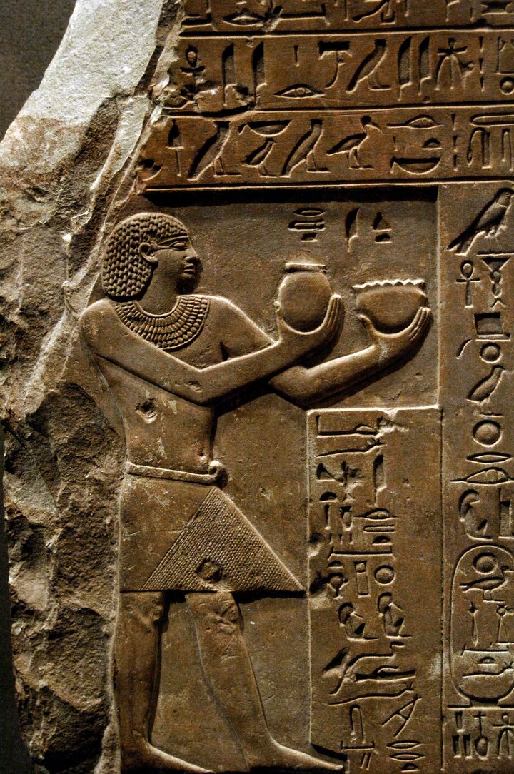 Αιγυπτιακή τέχνη, Στήλη όπου ο Φαραώ Ιντέφ Β΄ προσφέρει γάλα και μπύρα στους θεούς Ρα και Αθώρ, Πρώτη Ενδιάμεση Περίοδος, 11η Δυναστεία, περ. 2108Ð2059 B.C., Αίγυπτος, Άνω Αίγυπτος. Θήβα, Dira Abu el-Naga, Μητροπολιτικό Μουσείο Τέχνης, Νέα Υόρκη, Ηνωμένες Πολιτείες. (Φωτογραφία από Prisma/UIG/Getty Images)