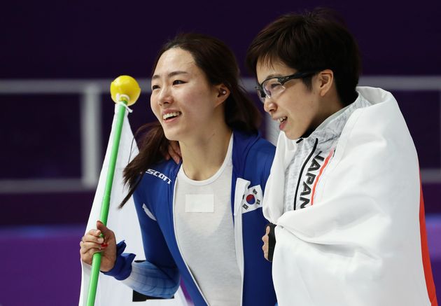 平昌オリンピックで互いを称え合う李相花さんと小平奈緒選手（2018年2月）