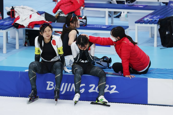 スピードスケート女子団体追い抜き決勝、転倒した高木菜那選手（左から3人目）に寄り添う高木美帆選手（左端）、佐藤綾乃選手（同2人目）、押切美沙紀選手