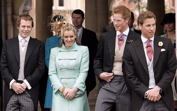 Los hermanos Parker-Bowles con Harry y Guillermo, distendidos en la boda de sus padres.