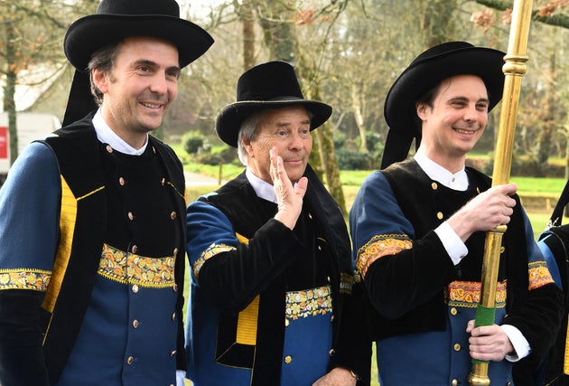 Vincent Bollore Fete Les 0 Ans De Son Groupe En Costume Breton Le Huffpost Vincent Bollore Fete Les 0 Ans De Son Groupe En Costume Breton Le Huffpost