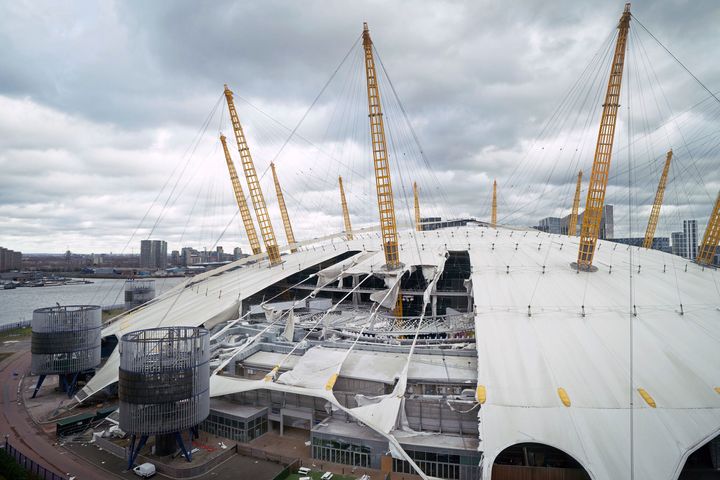 H ζημιά στην οροφή του O2 Arena, που προκλήθηκε από την καταιγίδα Eunice, στο νοτιοανατολικό Λονδίνο, Παρασκευή, 18 Φεβρουαρίου 2022.