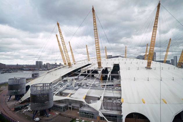 H ζημιά στην οροφή του O2 Arena, που προκλήθηκε από την καταιγίδα Eunice, στο νοτιοανατολικό Λονδίνο, Παρασκευή, 18 Φεβρουαρίου 2022.