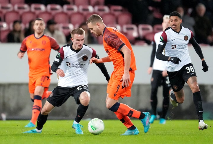 Soccer Football - Europa Conference League - Play Off First Leg - FC Midtjylland v PAOK - MCH Arena, Herning, Denmark - February 17, 2022 FC Midtjylland's Victor Lind in action with PAOK's Sverrir Ingason Frank Cilius/Ritzau Scanpix via REUTERS ATTENTION EDITORS - THIS IMAGE WAS PROVIDED BY A THIRD PARTY. DENMARK OUT. NO COMMERCIAL OR EDITORIAL SALES IN DENMARK.