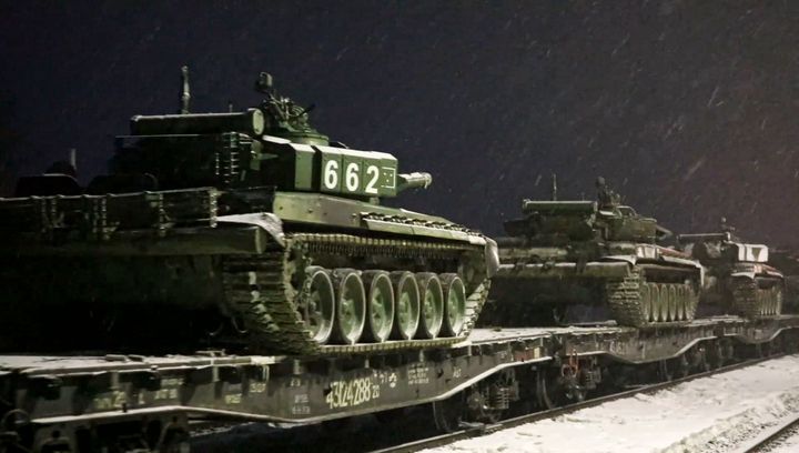 Σε αυτή τη φωτογραφία από βίντεο που παρείχε η Υπηρεσία Τύπου του Ρωσικού Υπουργείου Άμυνας την Παρασκευή, 18 Φεβρουαρίου 2022, τανκς του ρωσικού στρατού φορτώνονται σε σιδηροδρομικές πλατφόρμες για να επιστρέψουν στη μόνιμη βάση τους μετά από ασκήσεις στη Ρωσία. Ο ρωσικός στρατός είπε ότι αποσύρει μερικά στρατεύματα πίσω στις μόνιμες βάσεις τους μετά από ασκήσεις σε περιοχές κοντά στην Ουκρανία, αλλά οι ΗΠΑ και οι σύμμαχοί τους το αμφισβήτησαν και κατηγόρησαν ότι η Μόσχα ενίσχυε πράγματι τα στρατεύματά του κοντά στην Ουκρανία. (Η Υπηρεσία Τύπου του Ρωσικού Υπουργείου Άμυνας μέσω AP)