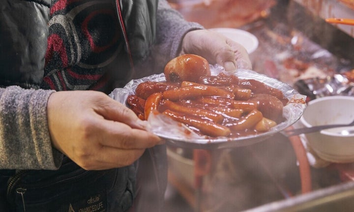 50년째 영업을 하는 떡볶이 노포 ‘철길 떡볶이’. 가게 곳곳 세월의 흔적이 묻어 있다.