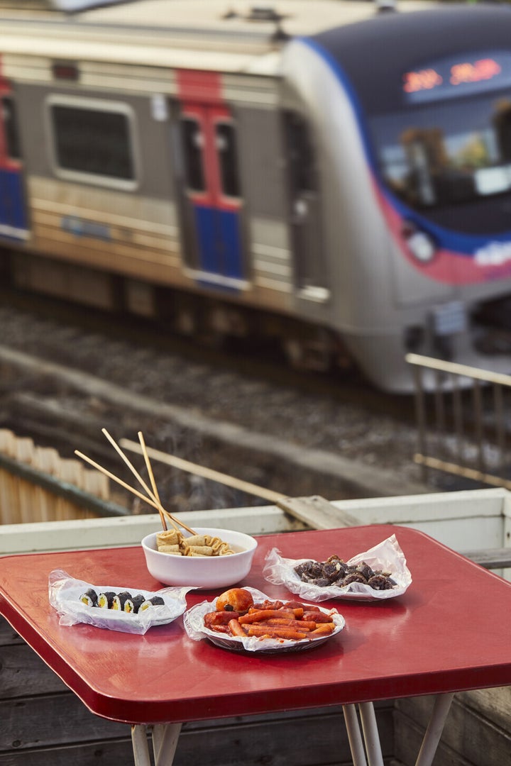 서울 충정로에 있는 ‘철길 떡볶이’ 옆으로 경의중앙선 전철이 지나가고 있다.