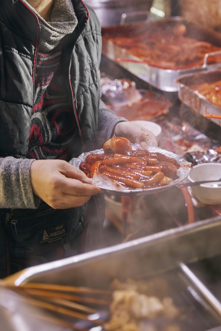 50년째 영업을 하는 떡볶이 노포 ‘철길 떡볶이’. 가게 곳곳 세월의 흔적이 묻어 있다.